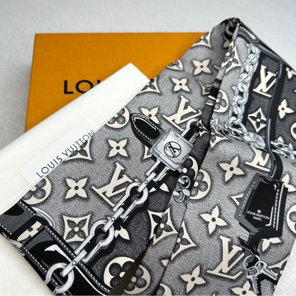 ๐๏ธ๐๏ธ LOUIS VUITTON MONOGRAM JACQUARD DENIM BANDEAU ๐ฅ๐ฅHIGHLY DESIRED SOLD OUT - Picture 4 of 9